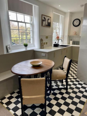 NEW, STYLISH & SPACIOUS GROUND FLOOR Mews